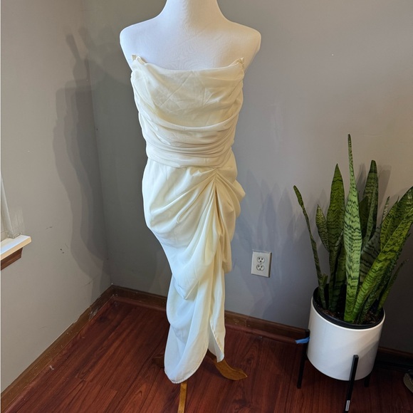 NWT PrettyLittleThing Strapless Cream Dress size 8 - Picture 2 of 4